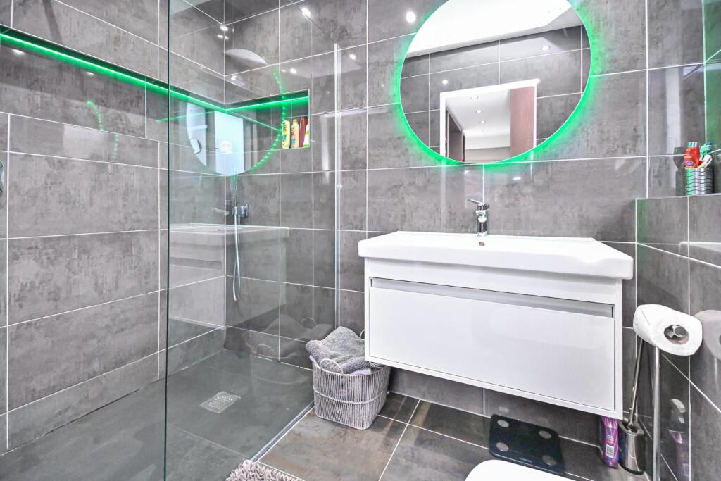 1 Woodstock Drive En-Suite.jpg