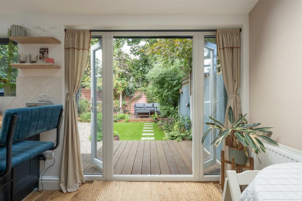 Cavendish Drive, E11