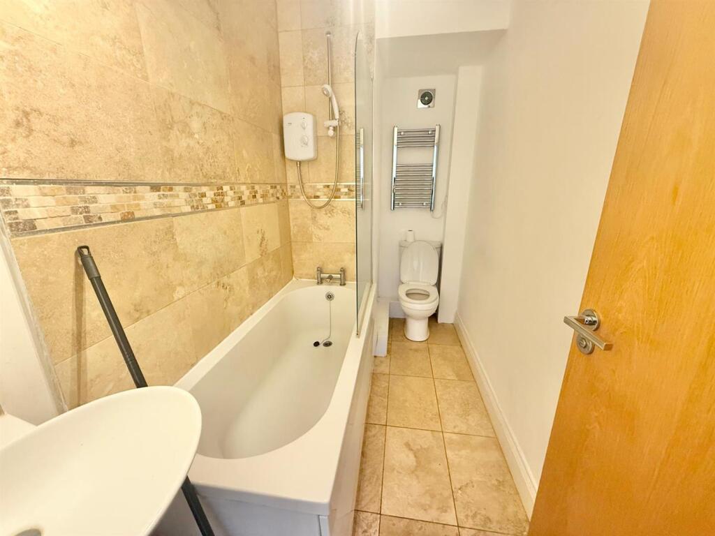 Davidson Frost-Wellings, DFW Gordon Avenue, Bathro