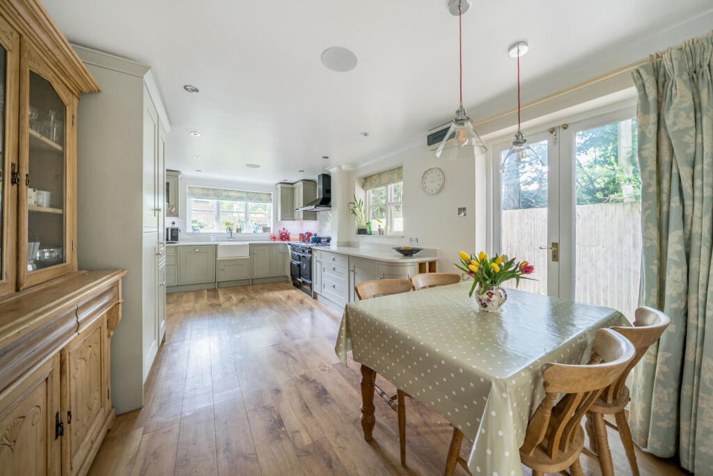 1295440-5-682df07...