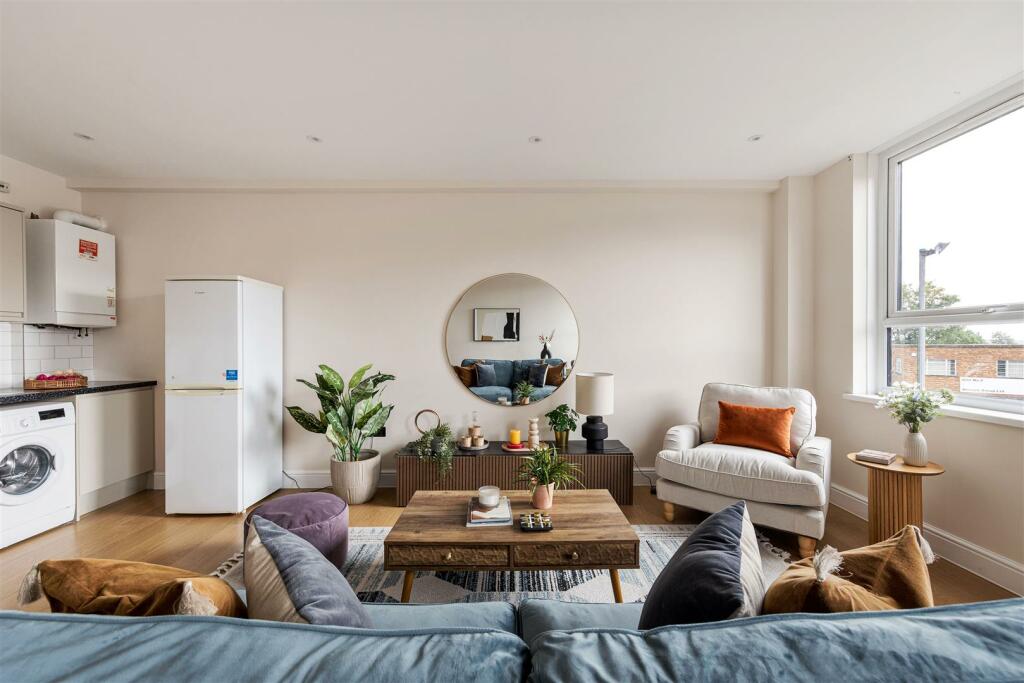 Eastwood Close, E18