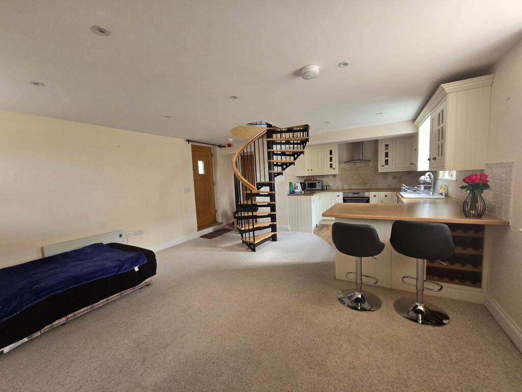 Kitchen / Lounge