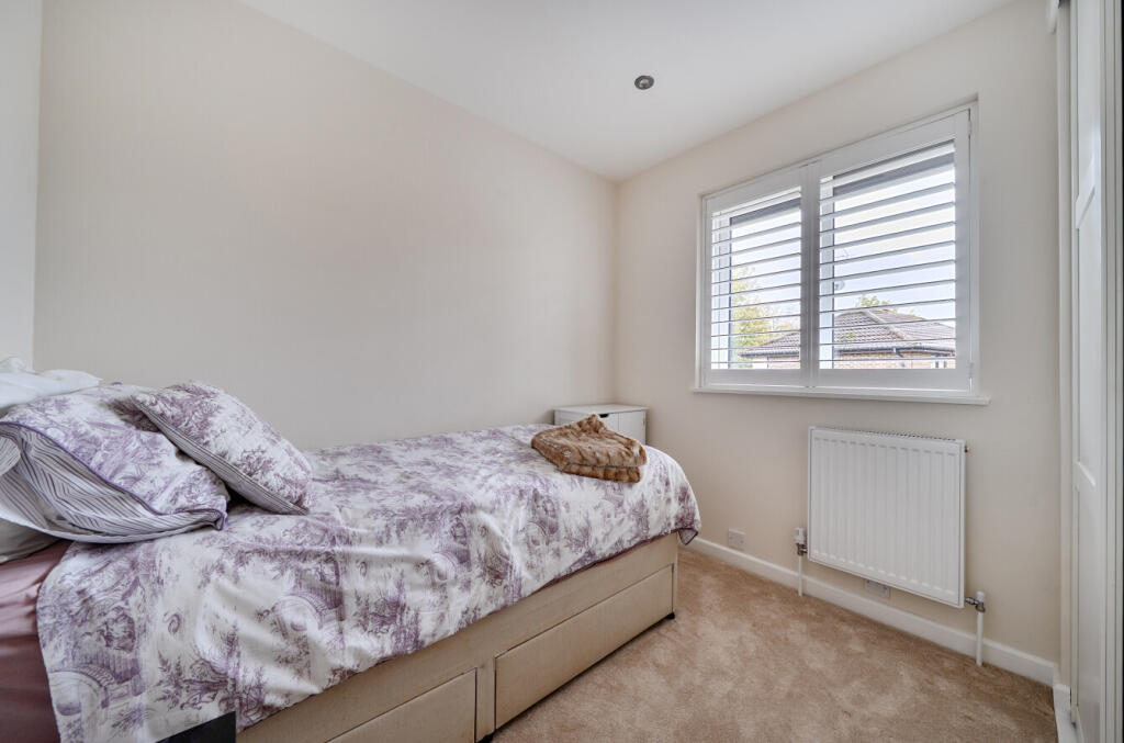 1374563-12-6904de...