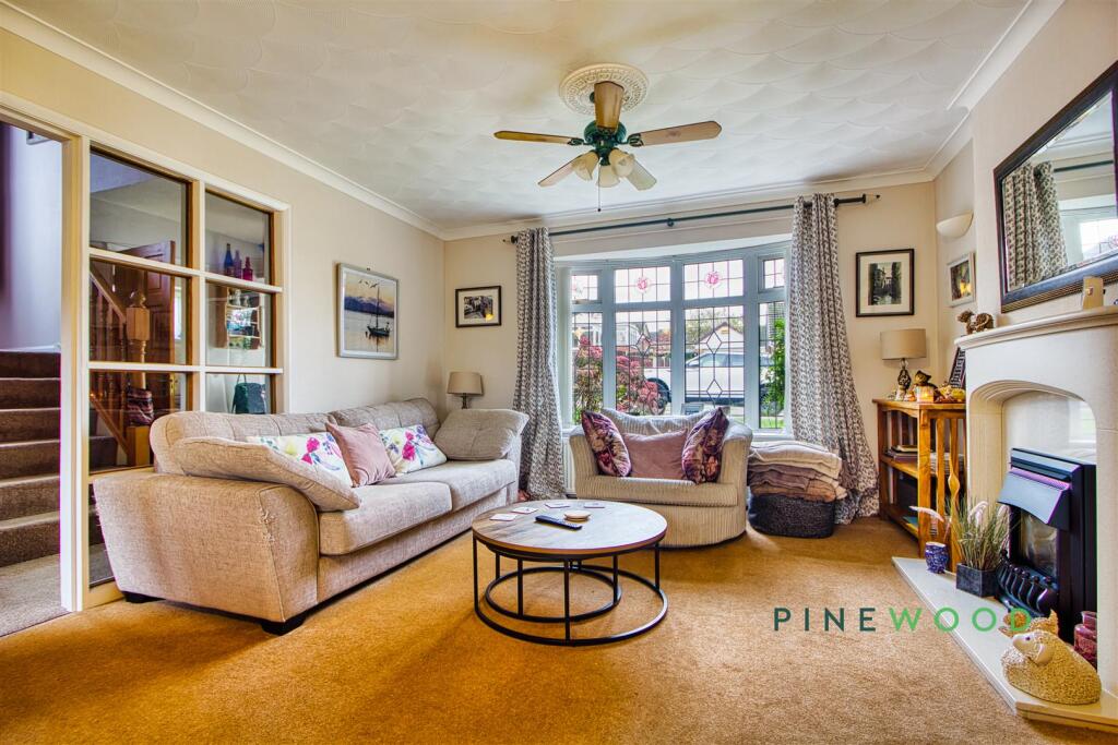 LOUNGE / DINING ROOM