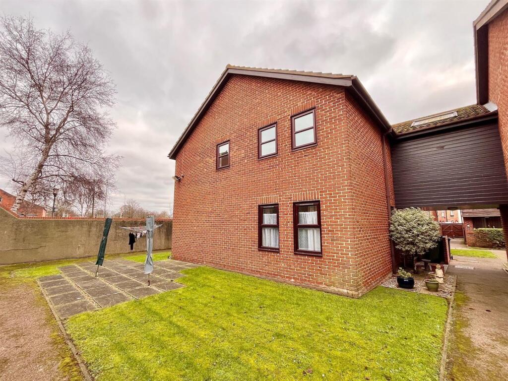 Rear &amp; Communal Gardens