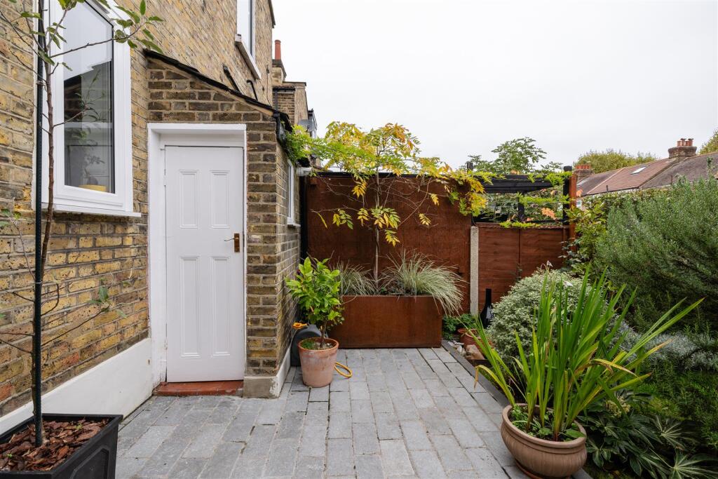 Mafeking Avenue E6