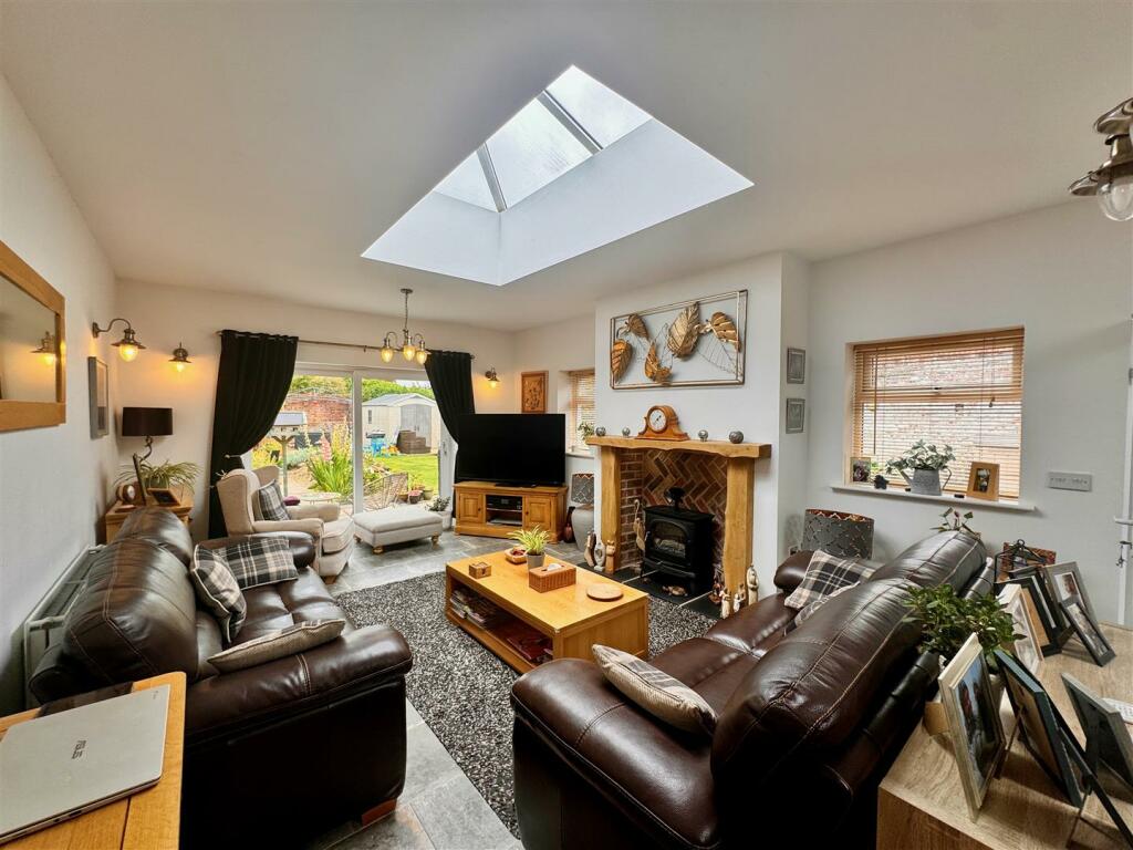 OPEN PLAN KITCHEN/DINING/LIVING ROOM