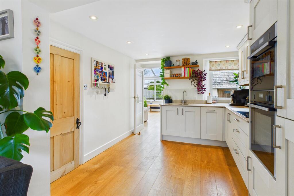 Kitchen to Sun Lounge