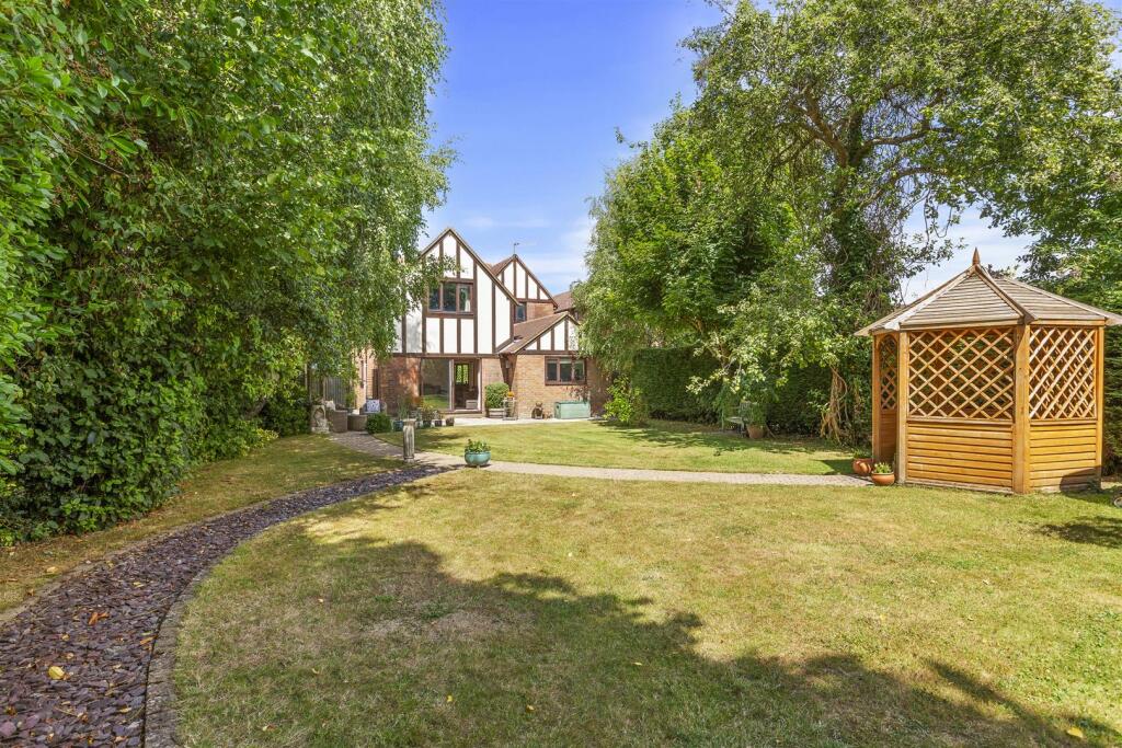 31 Beech Tree Road, HP15 6UR-10.jpg