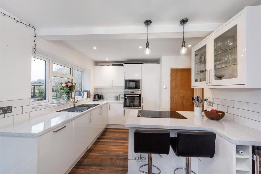 33 Wealden Close, TN11 9HB 005.jpg