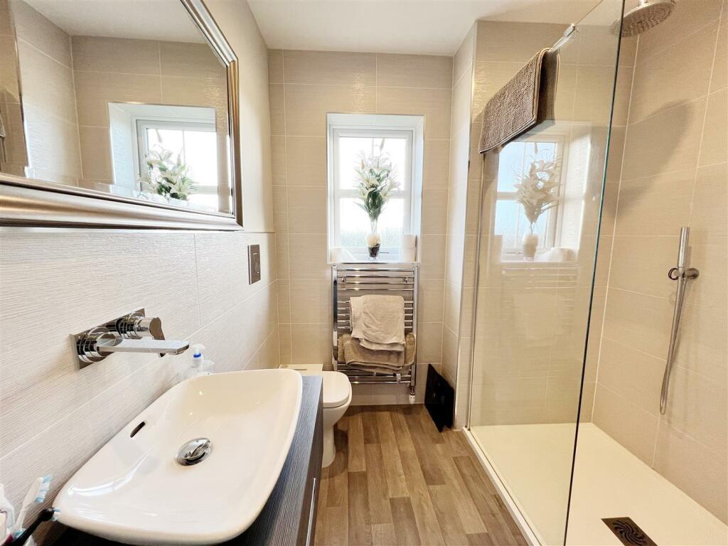 En Suite to Bedroom 1.jpg