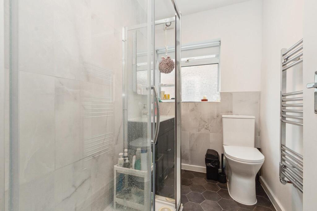 9 Braeside Avenue SW19 bathroom.jpg