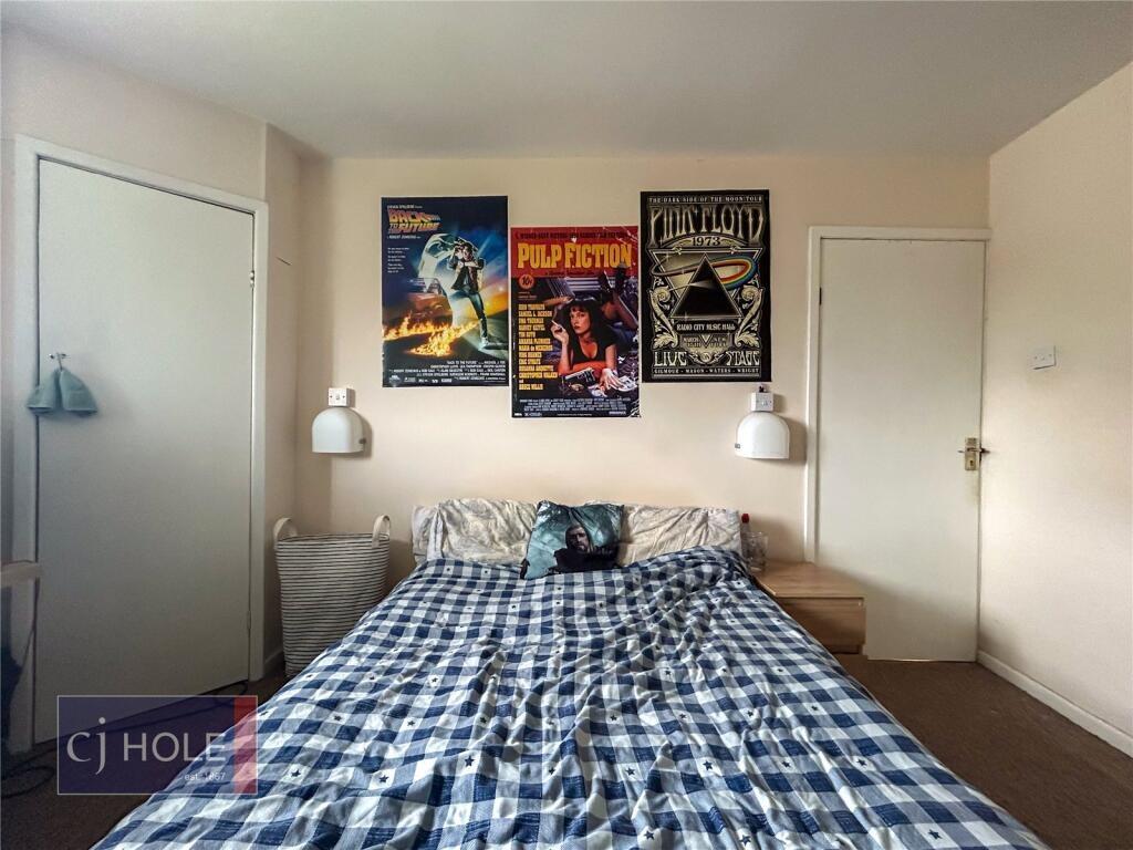 A cozy double bedroom featuring a neatly made b...