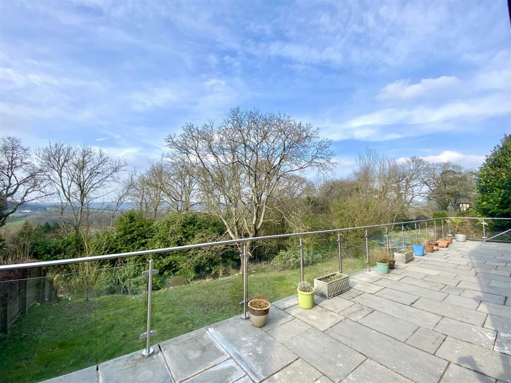 Rear balcony patio.jpeg