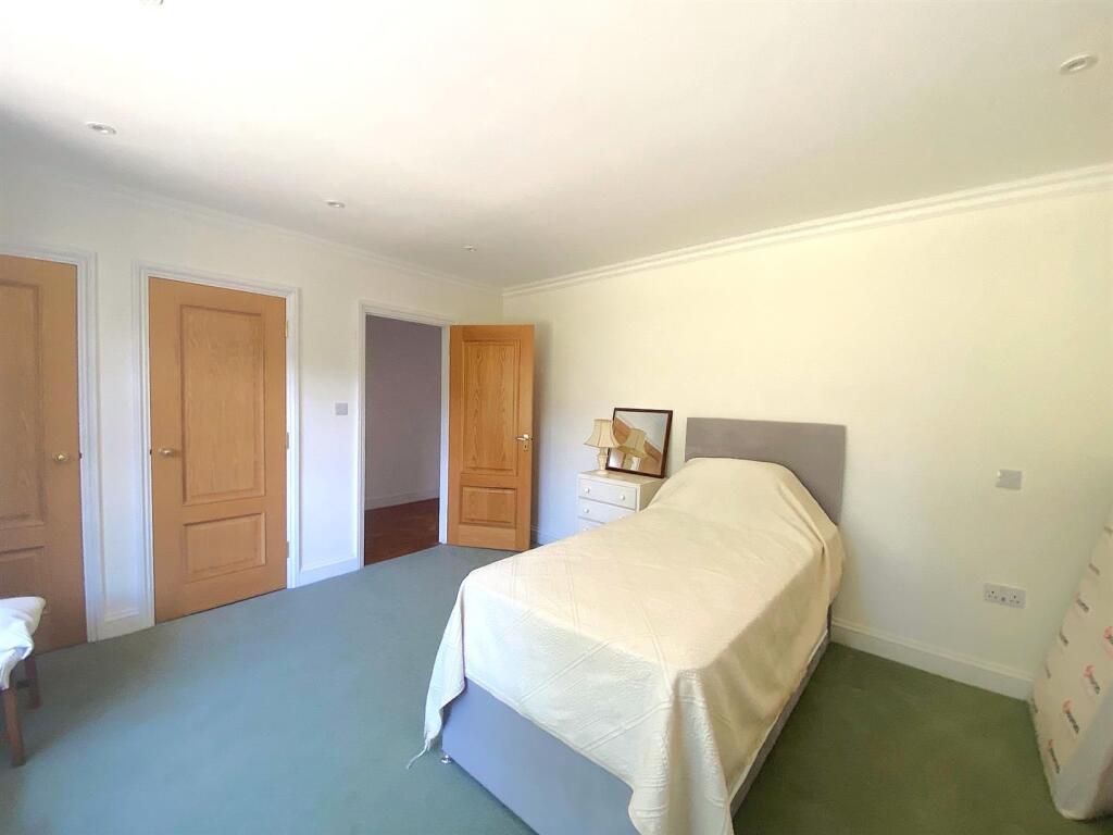 36 Terminus Ave - Bed2.jpg