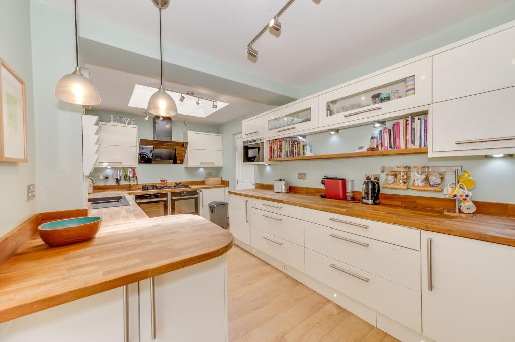 FABULOUS SITTING ROOM AND EXPENSIVE KITCHEN DINER