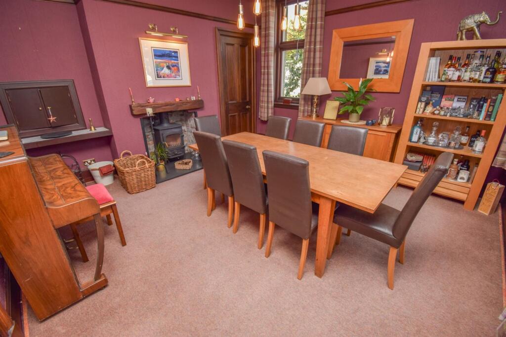 DINING ROOM (2).jpg