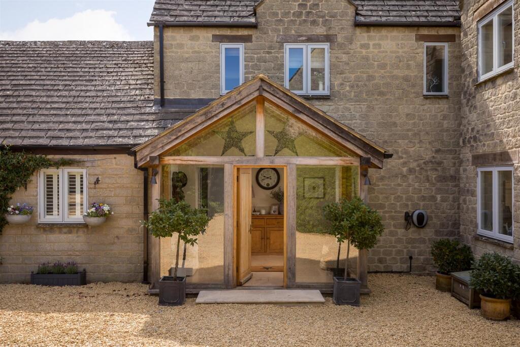 13 - Rowan Tree House - GL7 7EN - Web.jpg