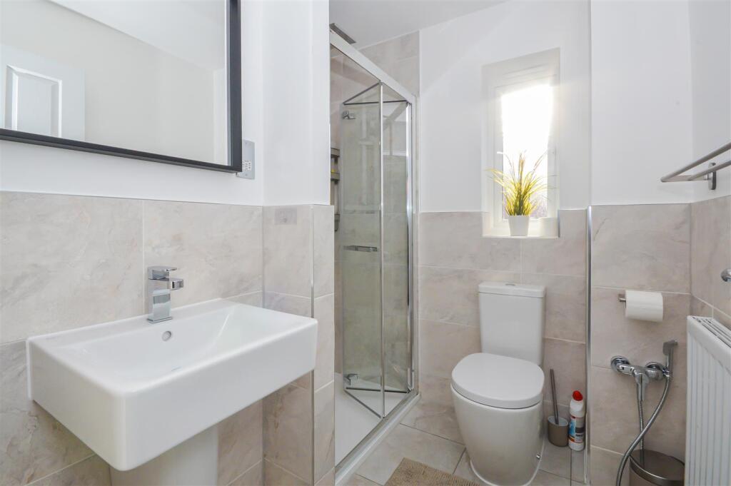 EN SUITE SHOWER ROOM