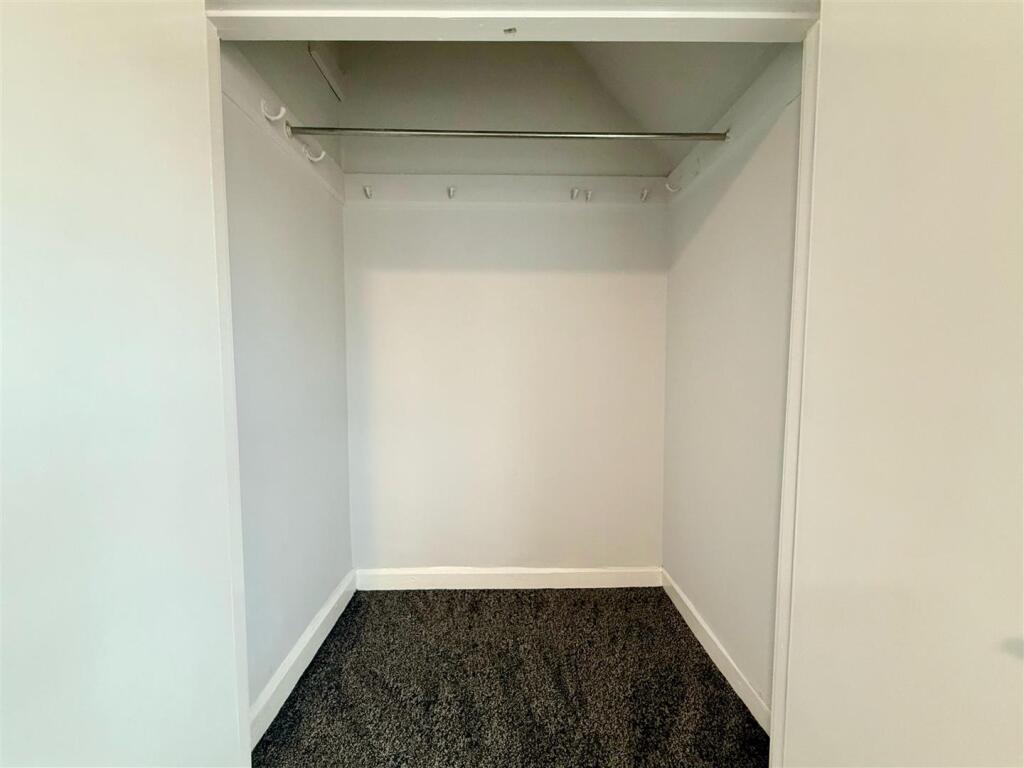 Bedroom 1 cupboard.jpg