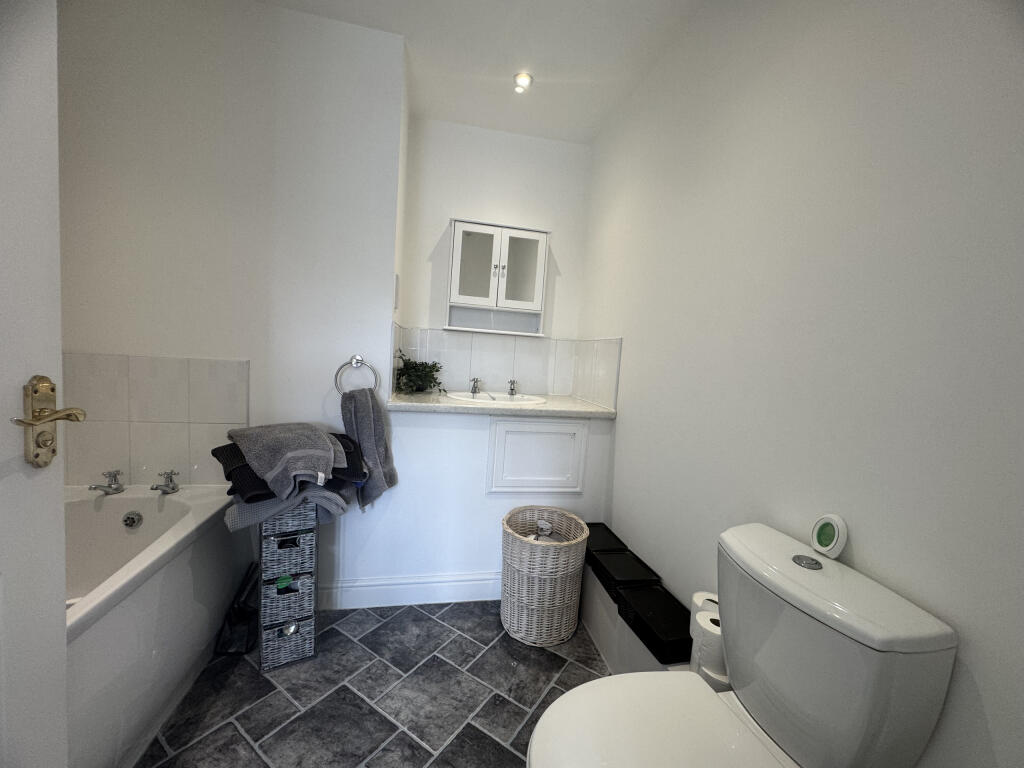 En-suite to bed 1