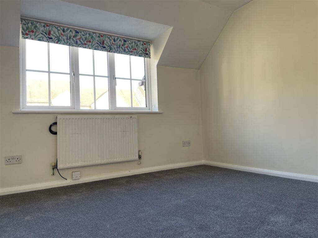 35 Cuckoo Close Bedroom 1.jpeg