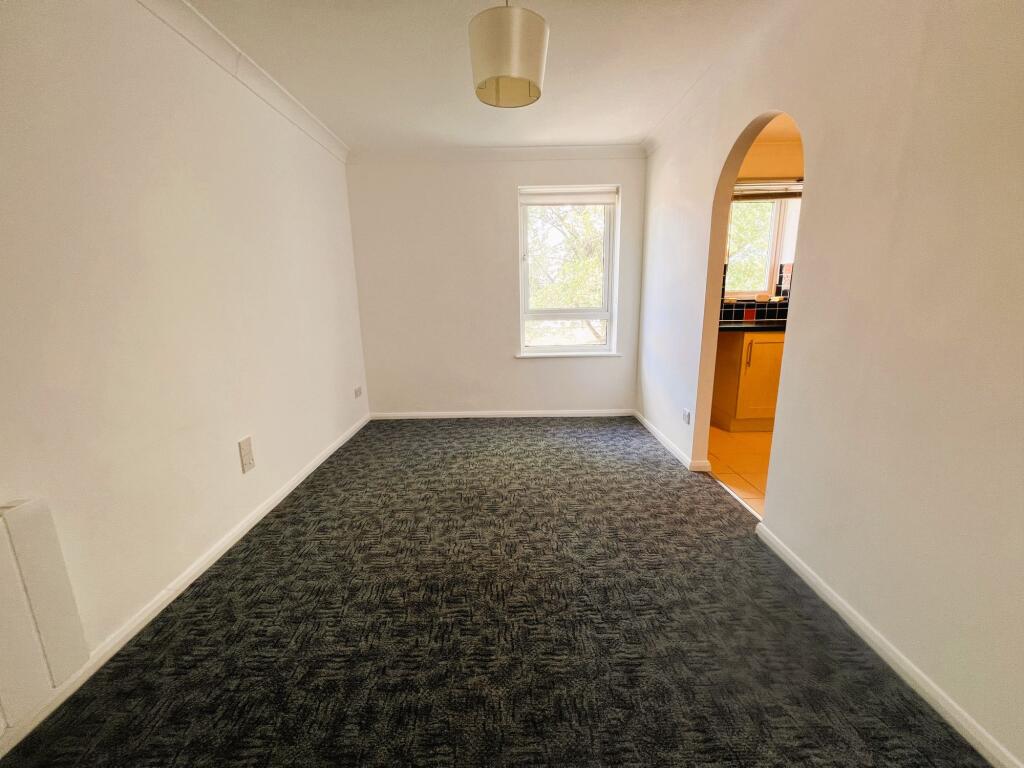 Sitting Room / Dining Area