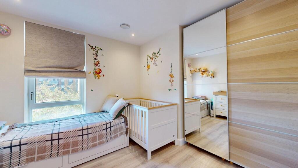 Bright and tidy single bedroom featuring a comf...