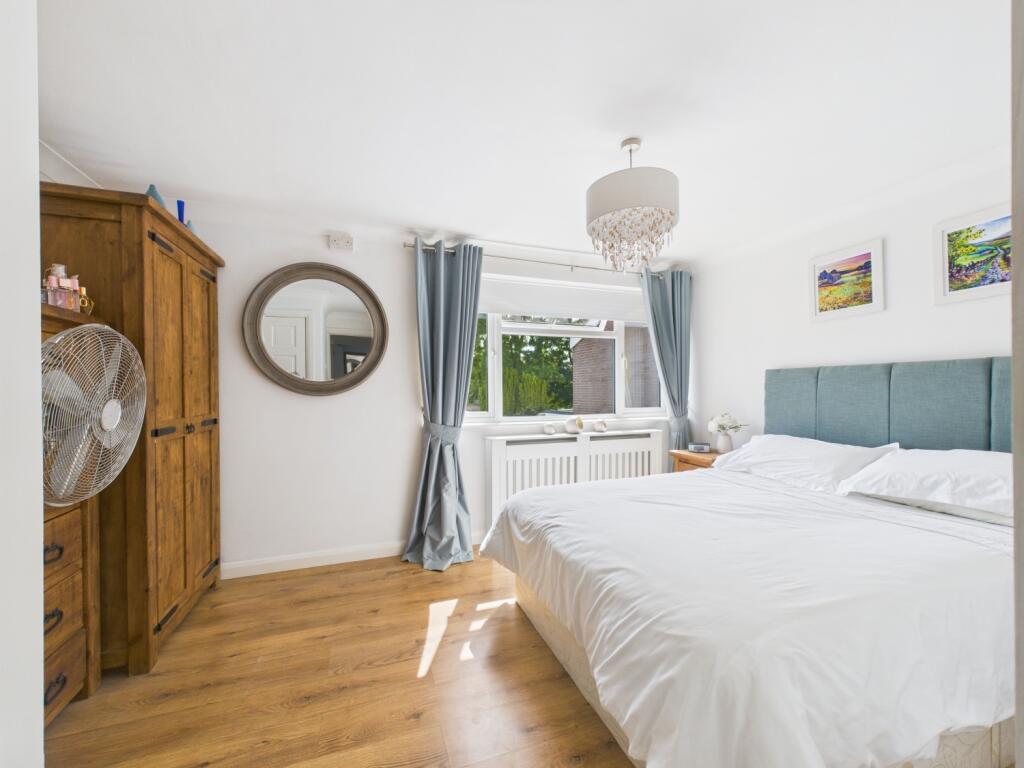 16. CAM04922G0-PR0044-STILL022