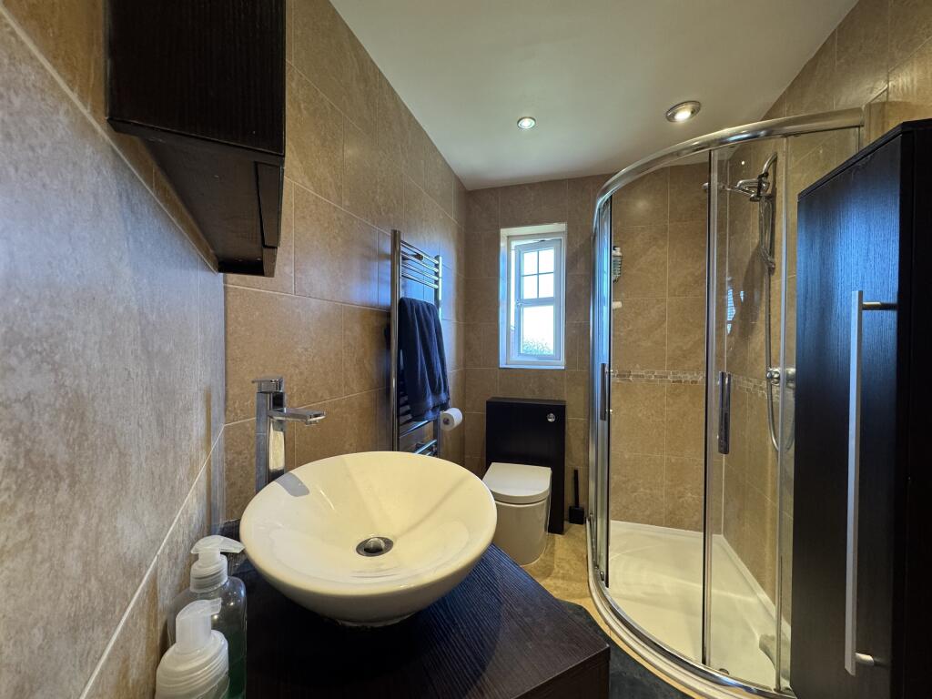 En-suite shower/WC