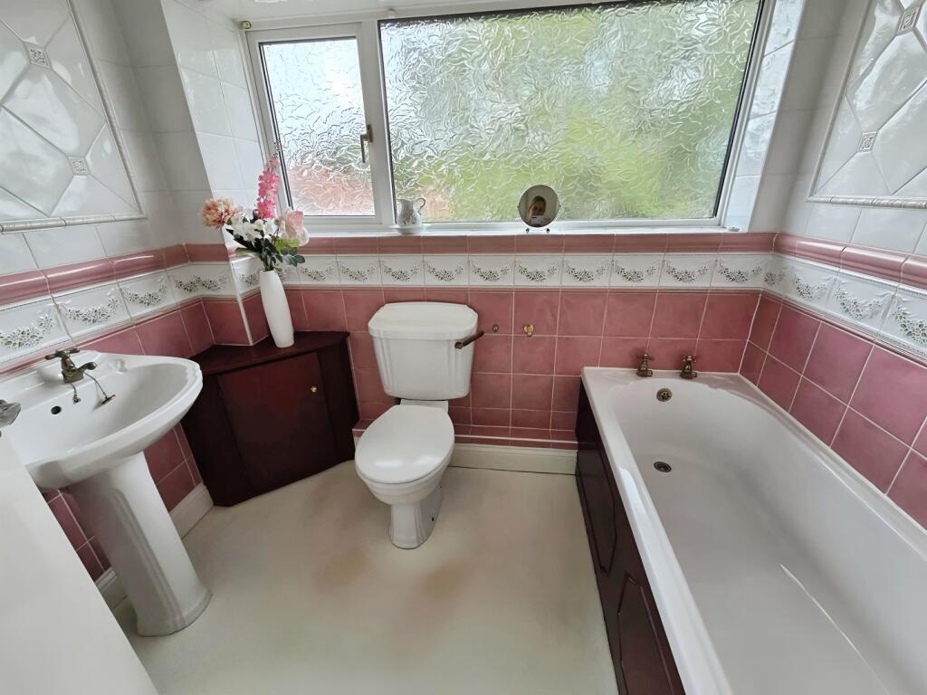 pbox-bathroom-323339.jpg