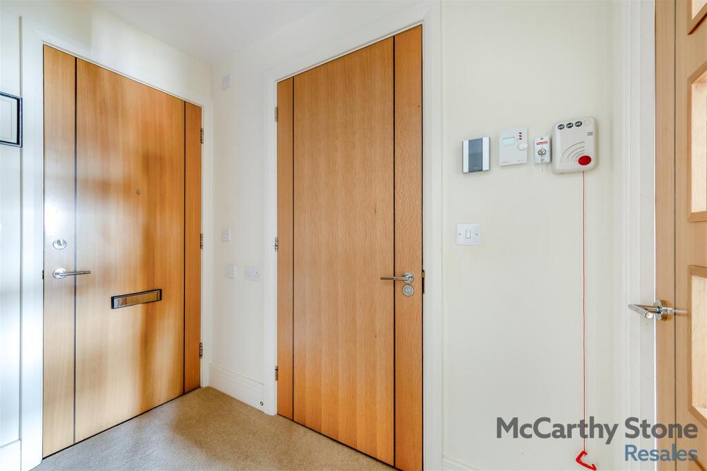 8640072-interior02.jpg
