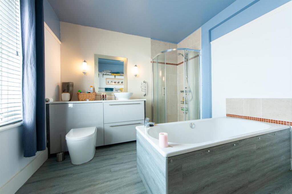 Family Bathroom..jpg