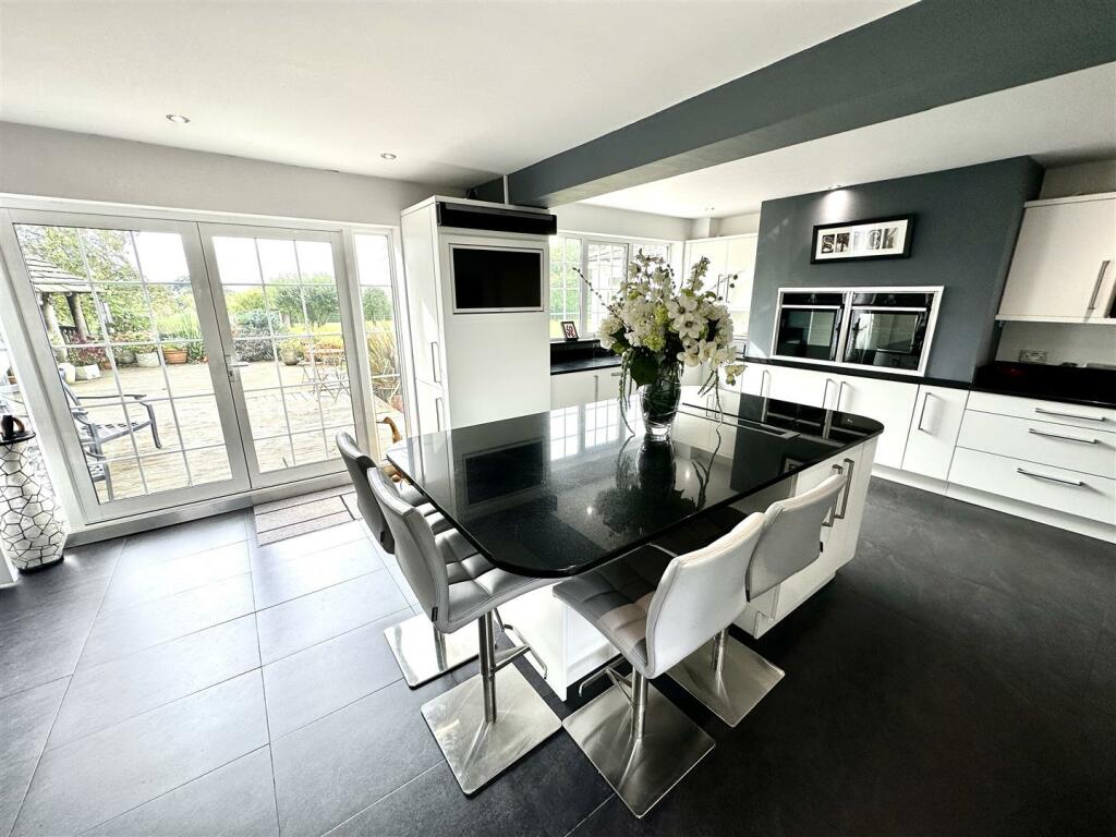 KITCHEN/FAMILY ROOM