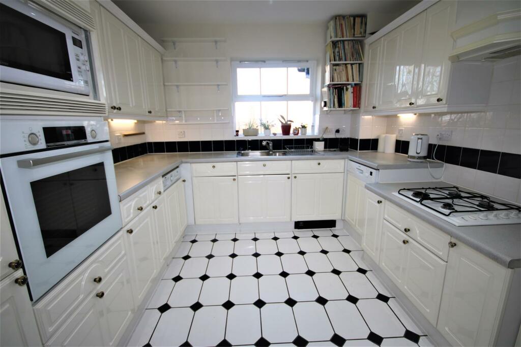 WELL FITTED KITCHEN: