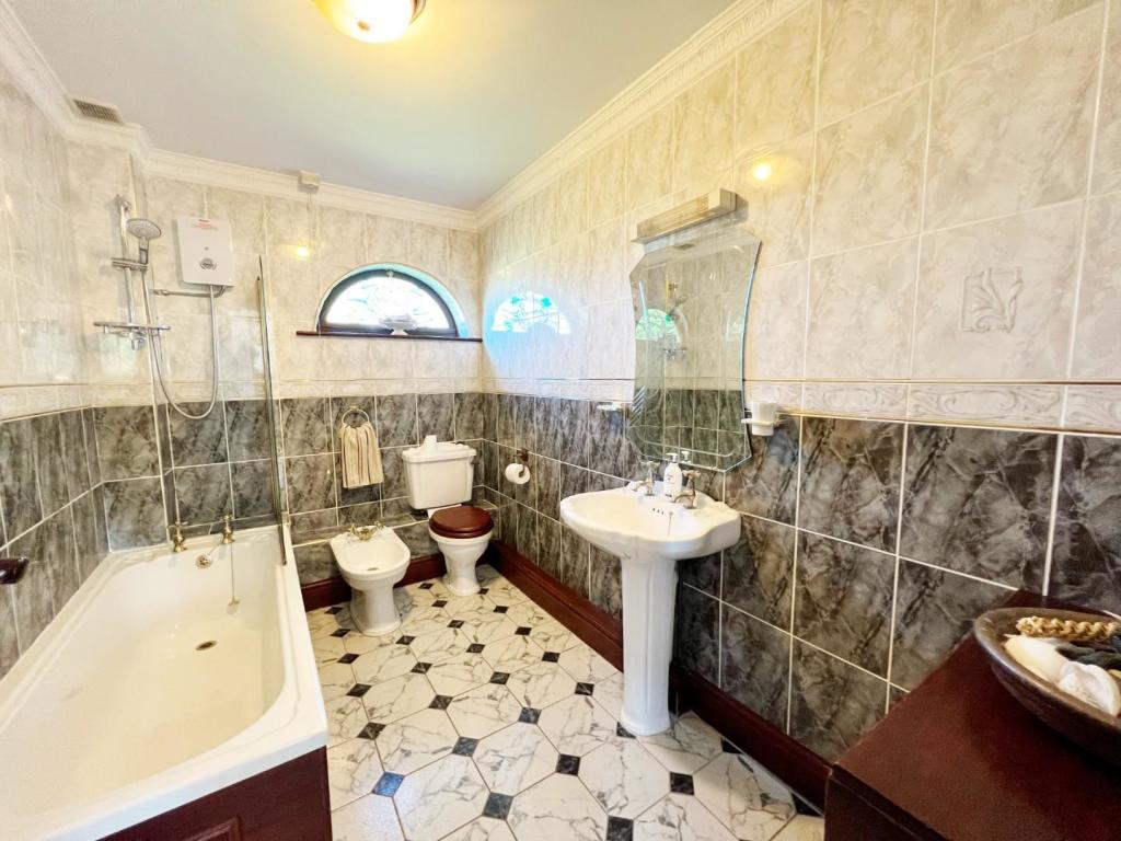 Bathroom 1.jpg