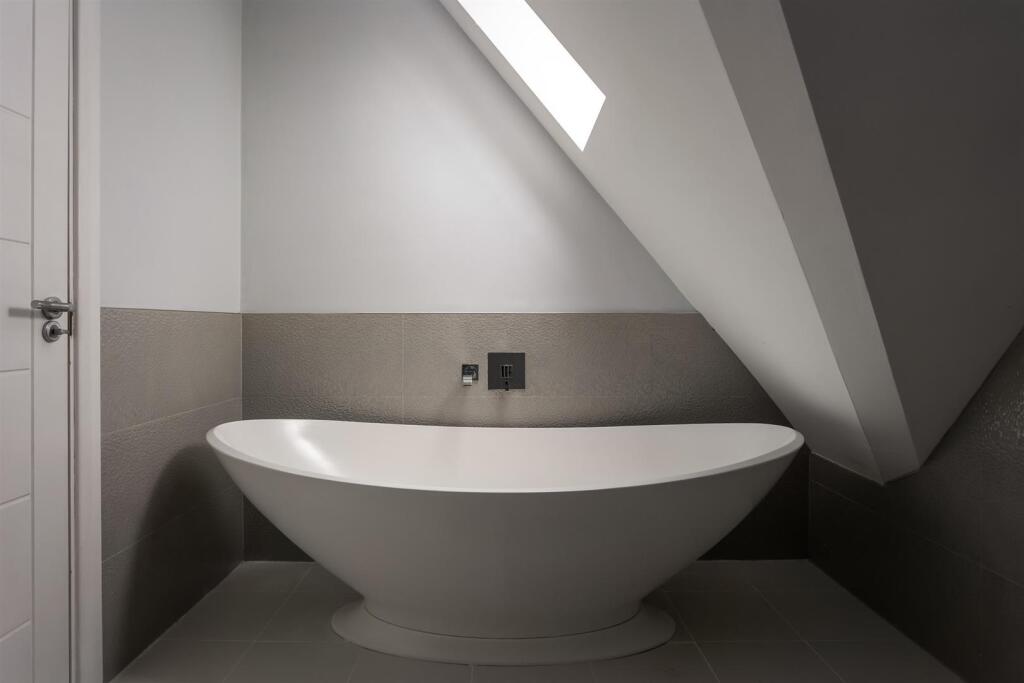 47 - Highfield House - GL54 4AA - Web.jpg