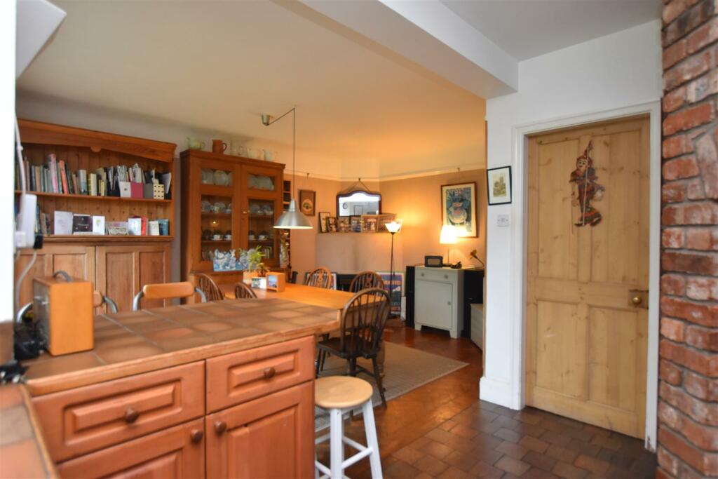 OPEN PLAN KITCHEN/DINING ROOM