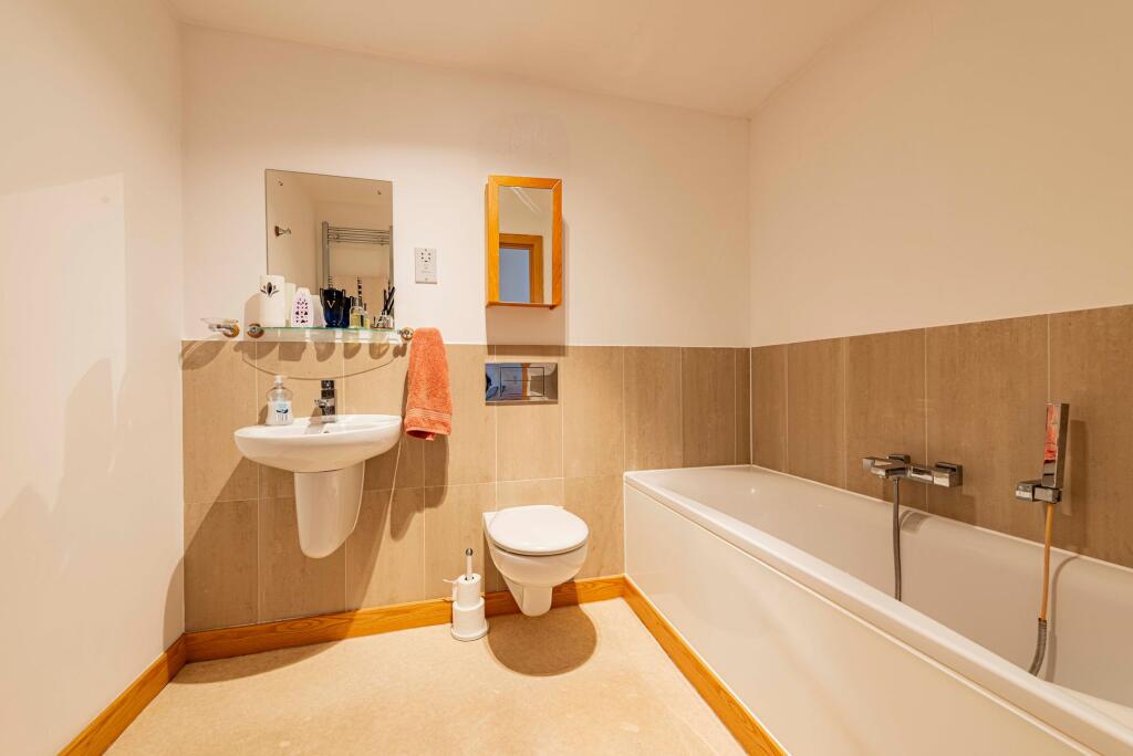 Bathroom W.C (1)