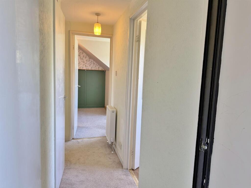 Upper hallway to bedroom 2