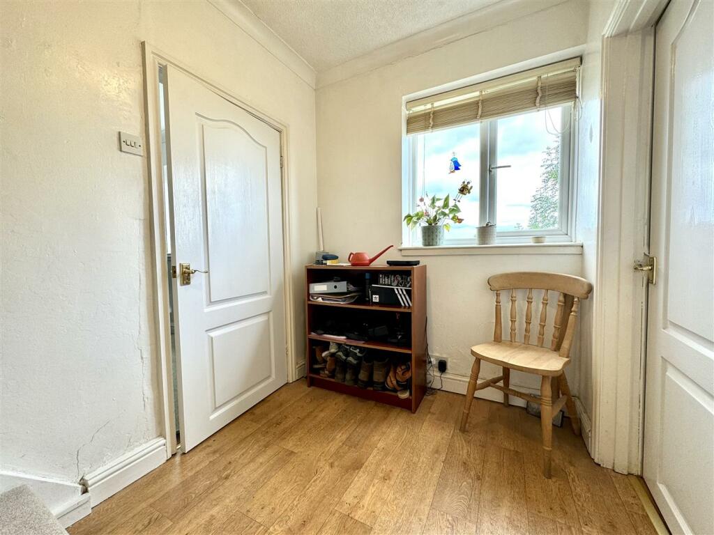UPPER GROUND FLOOR LANDING AREA