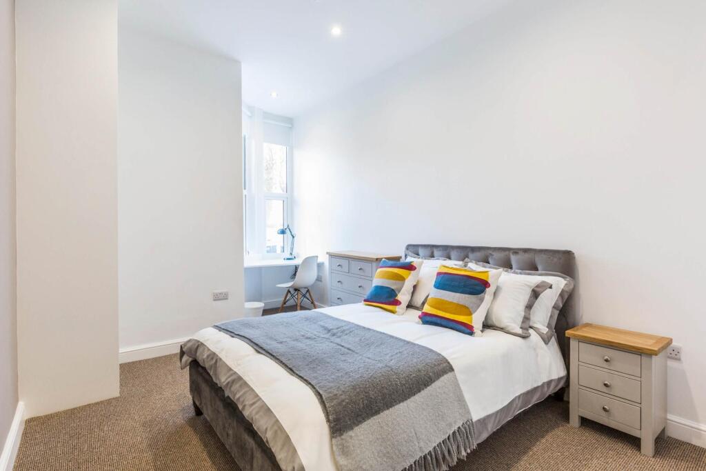 Bright, neatly presented double bedroom with a ...
