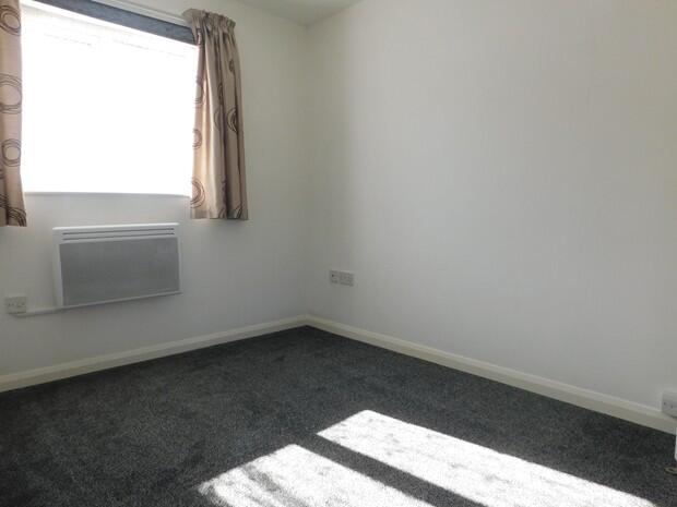 2 Gatcombe House Bedroom 1 (2)