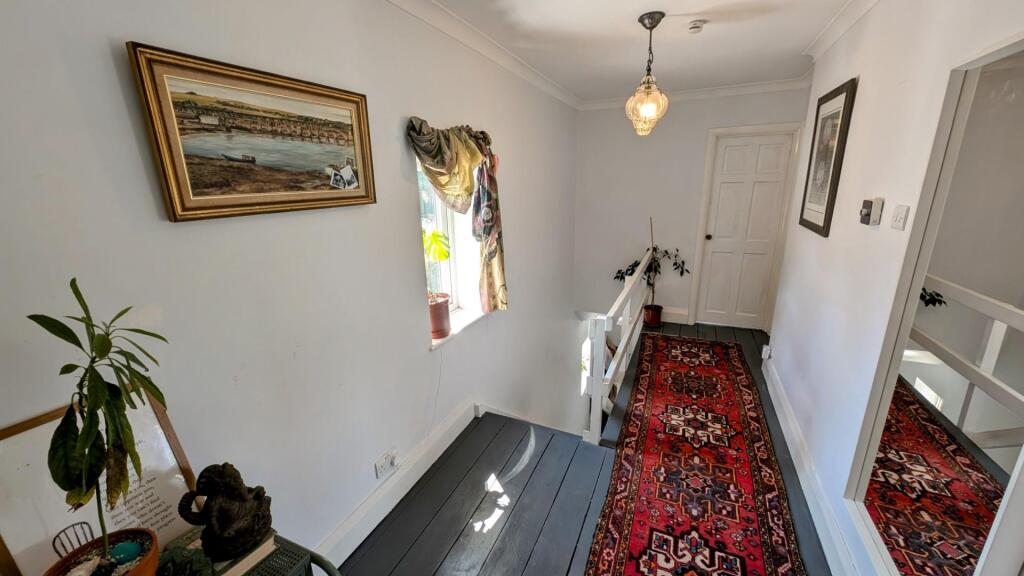 24 Church Rd landing 1.jpg