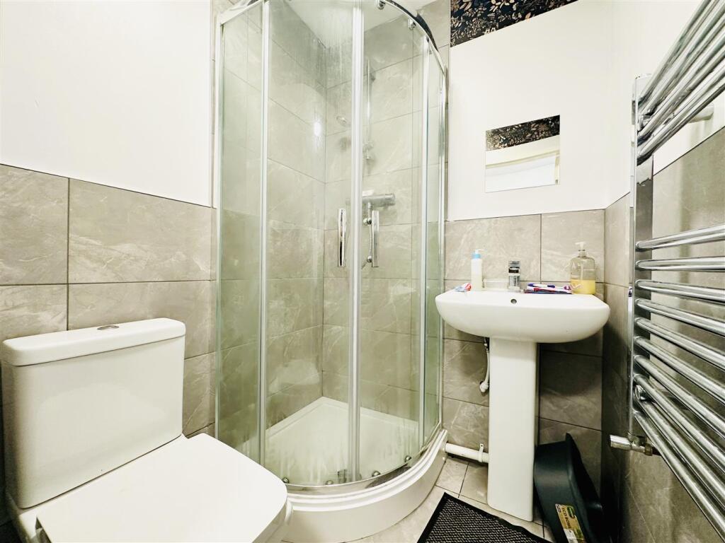 En suite to Bedroom 3