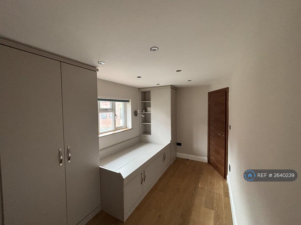 Children's Bedroom With Wardrobes 2