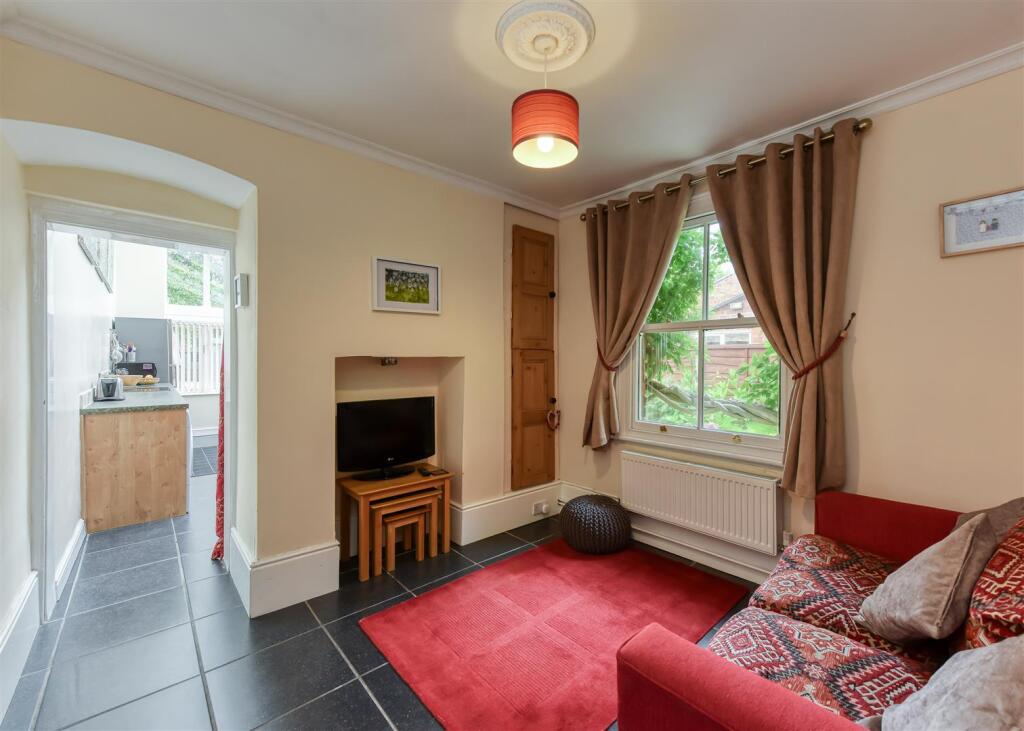 15 Paget Road-breakfast.jpg