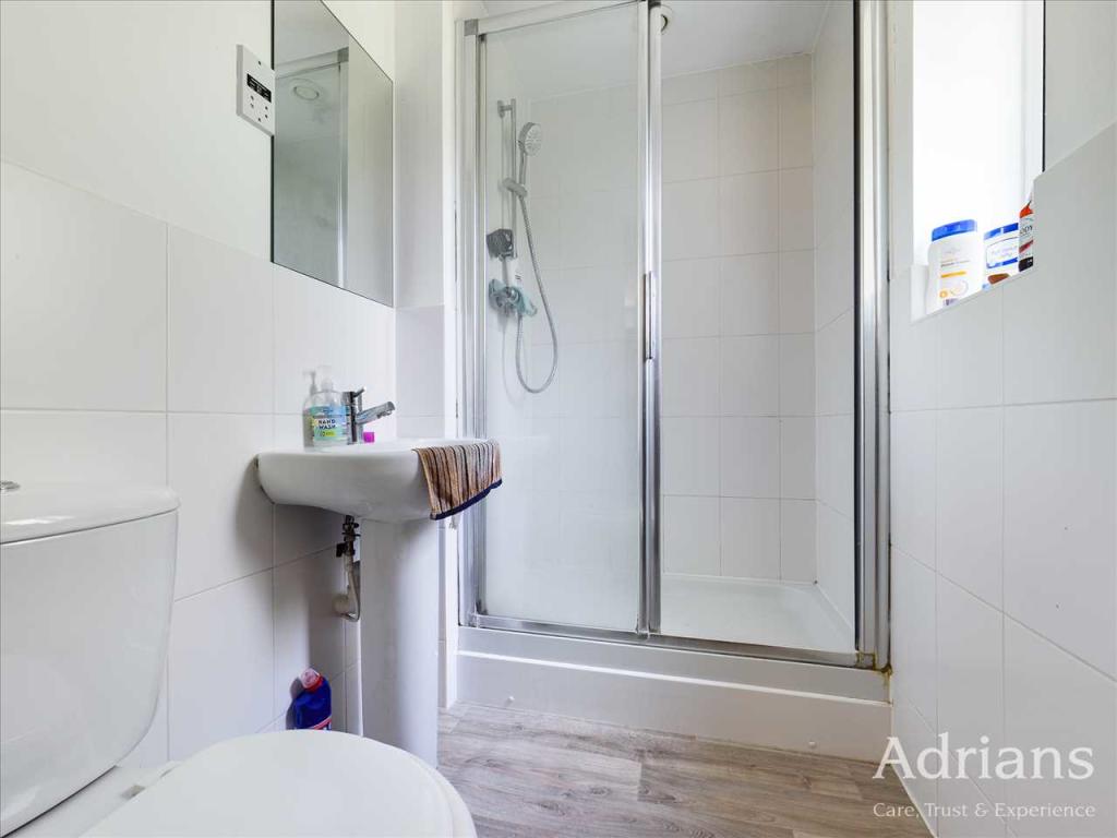 EN-SUITE SHOWER ROOM
