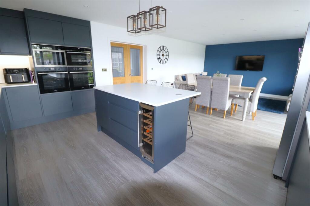 Kitchen Familyroom (7).JPG