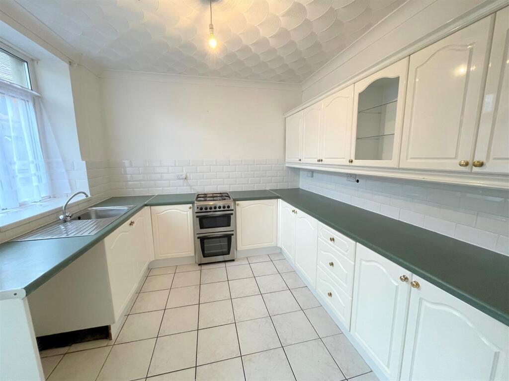 Kitchen a.jpg
